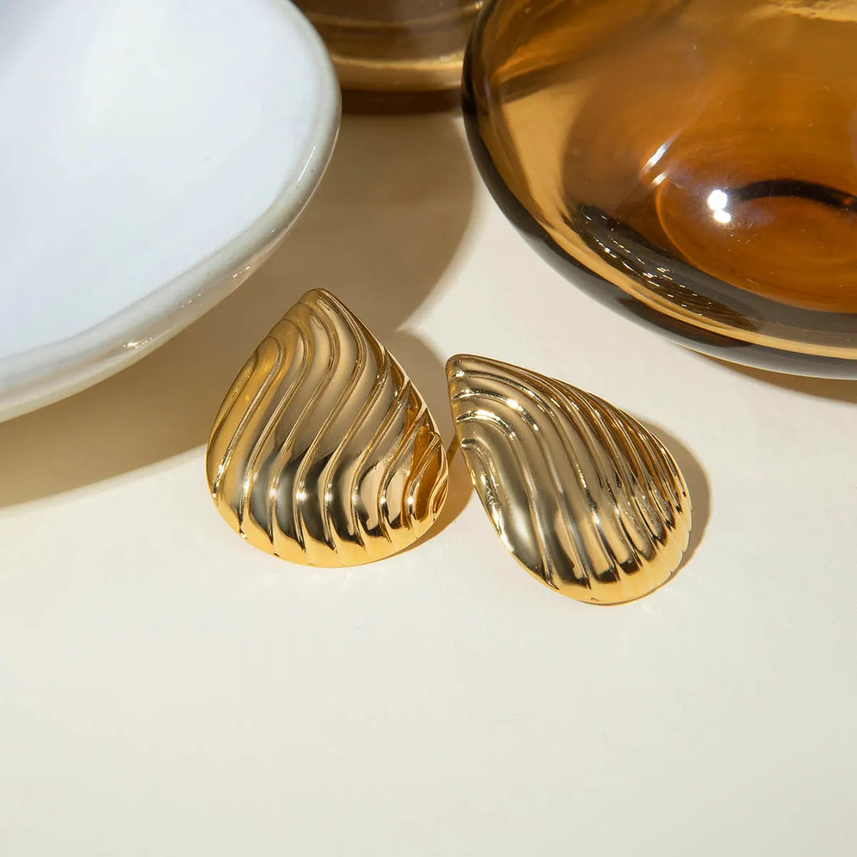 Aretes de botones textura en forma de gota