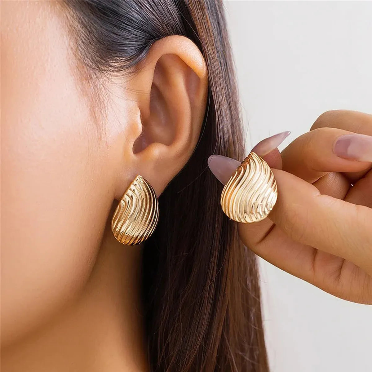 Aretes de botones textura en forma de gota