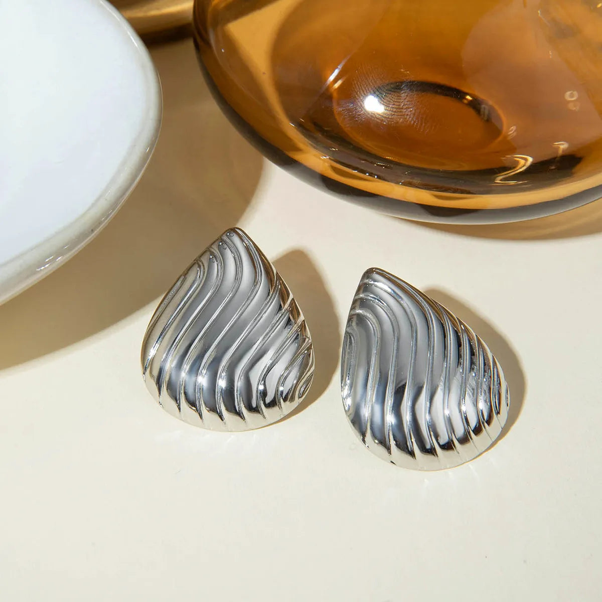 Aretes de botones textura en forma de gota plateado