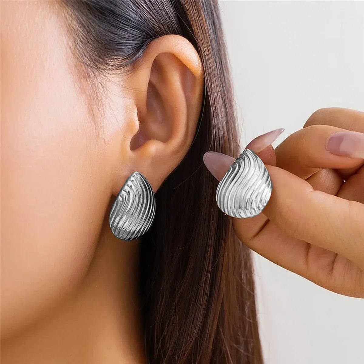 Aretes de botones textura en forma de gota plateado