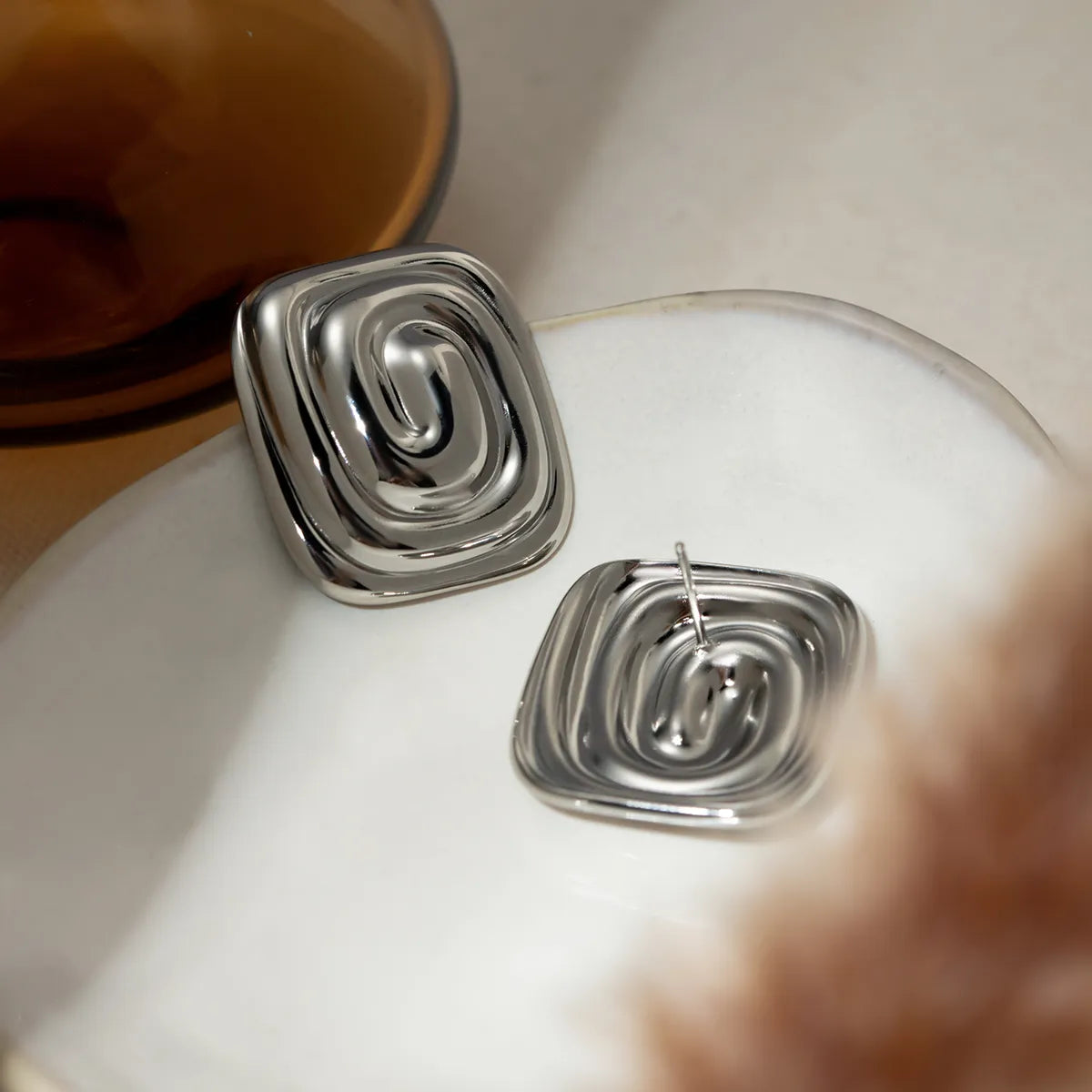 Arete cuadrado con textura espiral