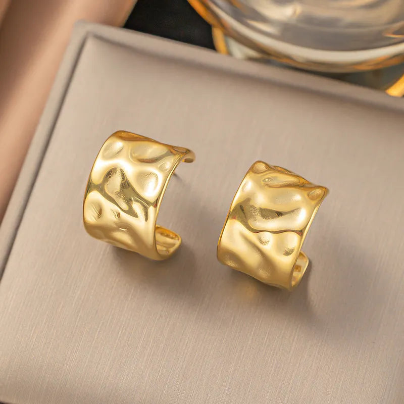 Aretes de argolla anchos