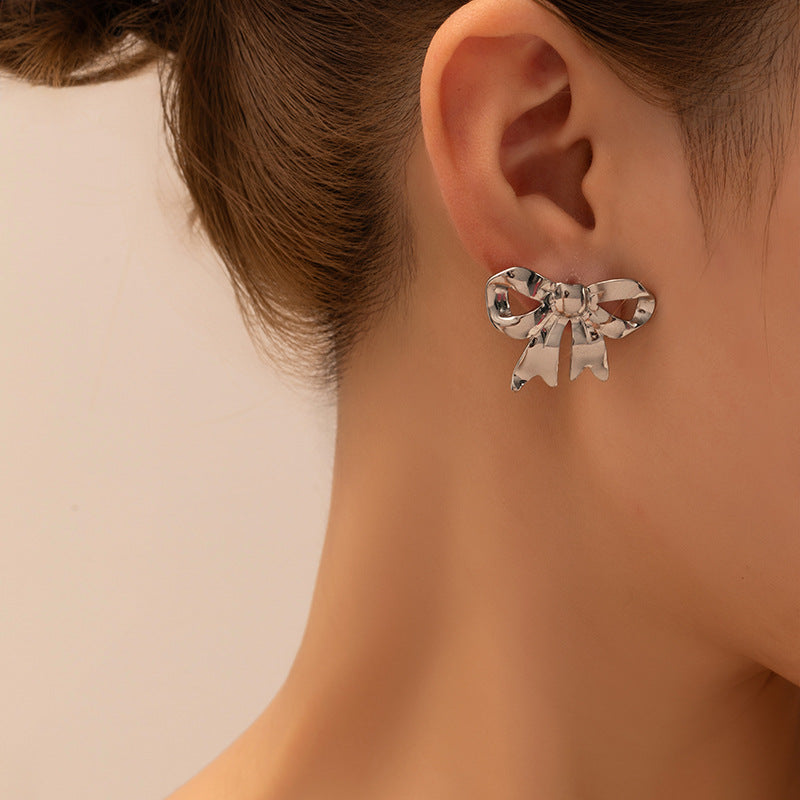 Aretes de lazo plateado
