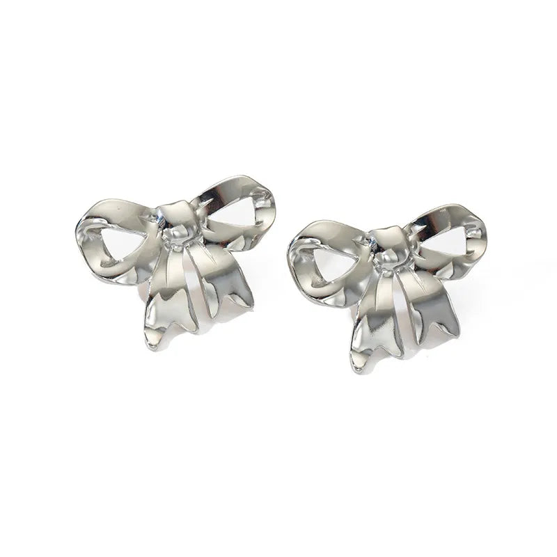 Aretes de lazo plateado