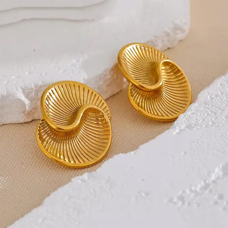 Aretes botones flores con textura dorado