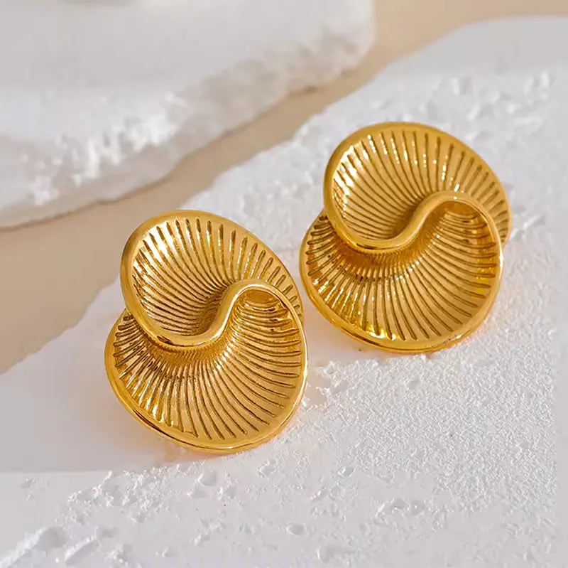 Aretes botones flores con textura dorado