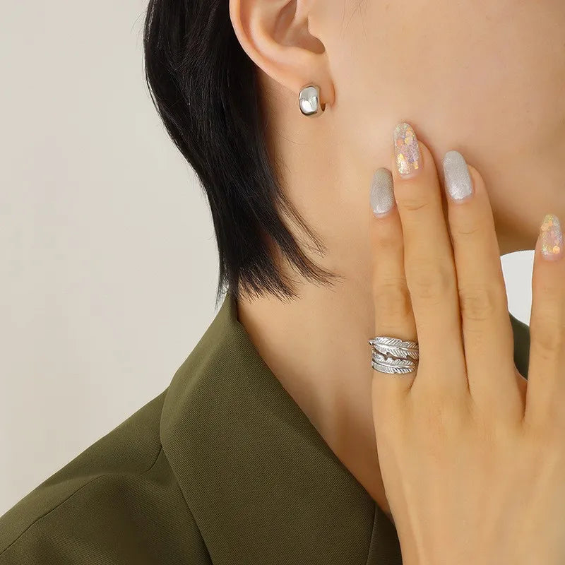 Aretes mini argollas mitad plateado