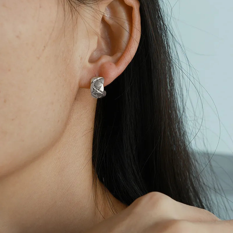 Aretes argollas pequenas textura rombo plateado