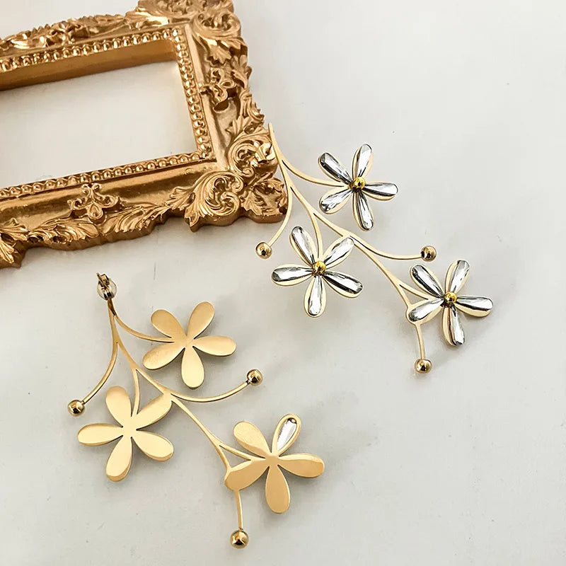 ARETES DE HILERA DE FLOR DORADO