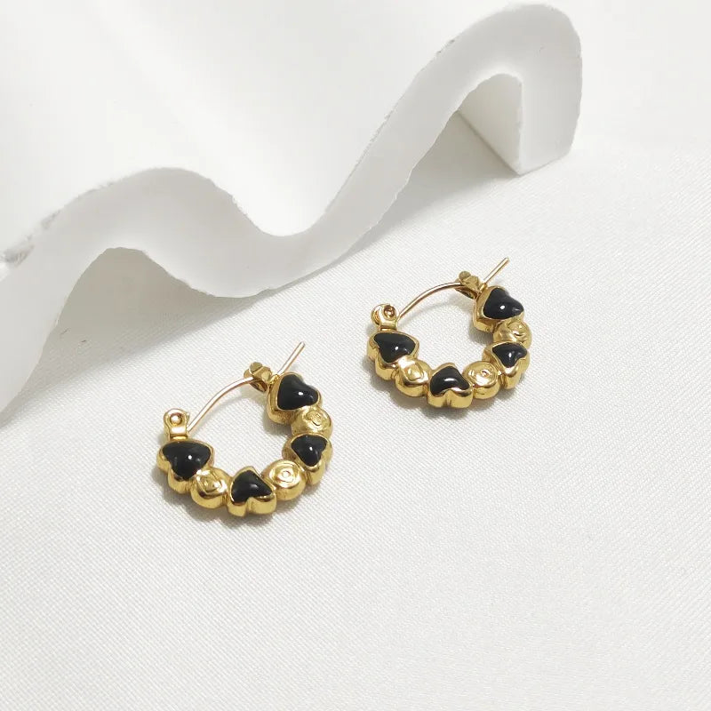 ARETES ARGOLLAS CON DISEÑO DE CORAZONES NEGROS