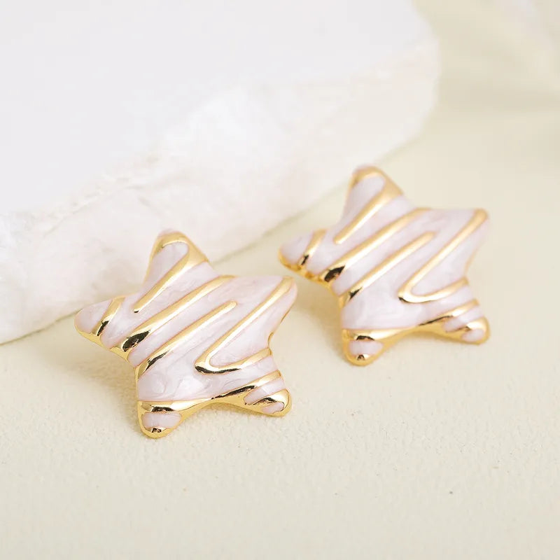 ARETES ESTRELLA CON DISEÑO BLANCO