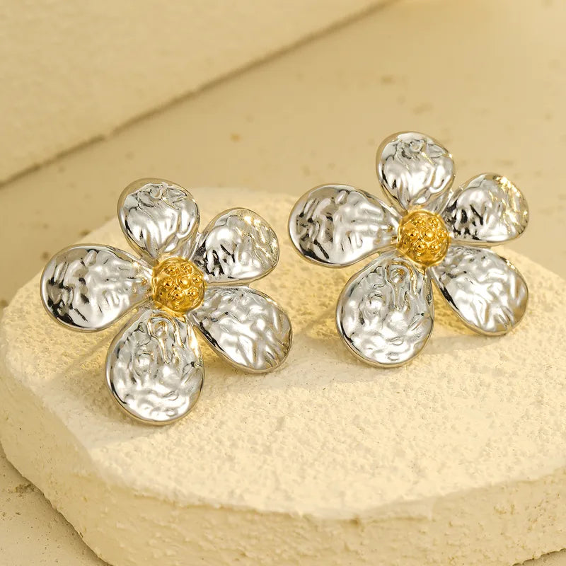 ARETES FLOR GRANDES CON TEXTURA PLATEADO