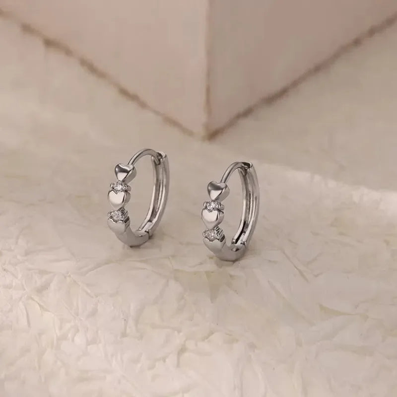 ARETES ARGOLLA CORAZONES CON ZIRCONES PLATEADO