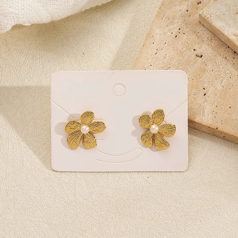 ARETES DE FLOR CON PERLA DORADO