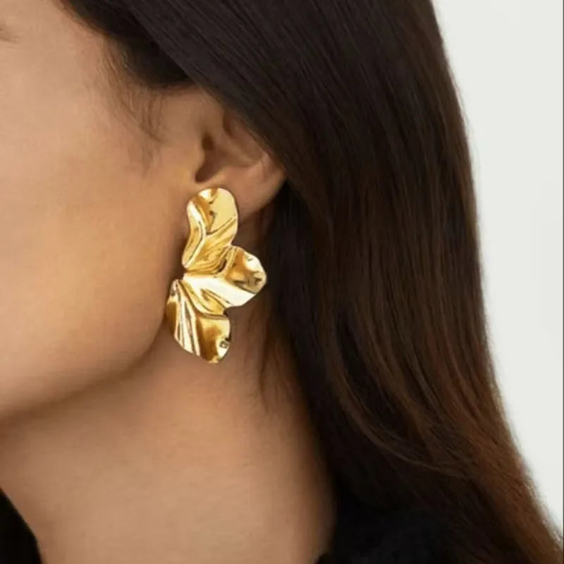 ARETES MEDIA FLOR CON TEXTURA DORADO