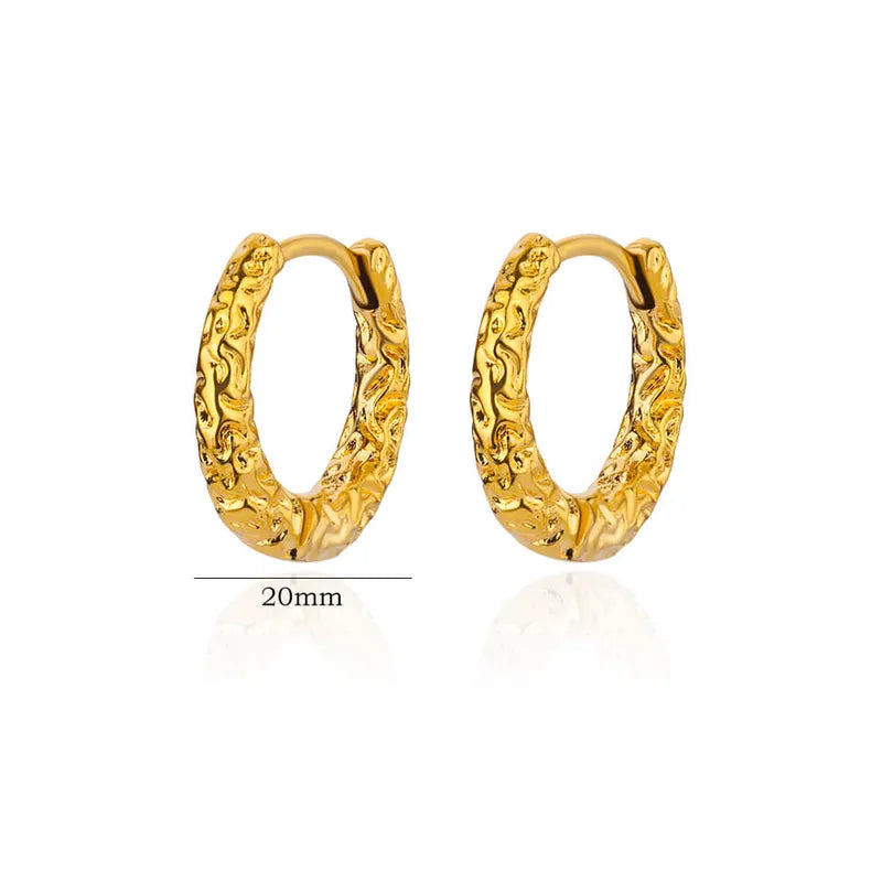 ARETES ARGOLLAS TIPO TUBO TEXTURA DORADO