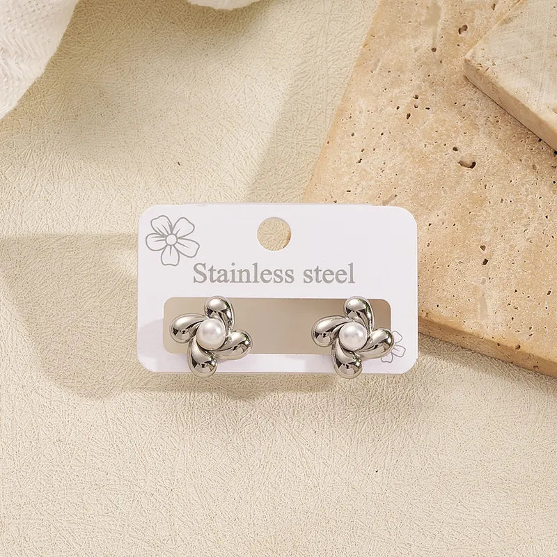 ARETES DE FLOR EN ESPIRAL PERLA PLATEADO