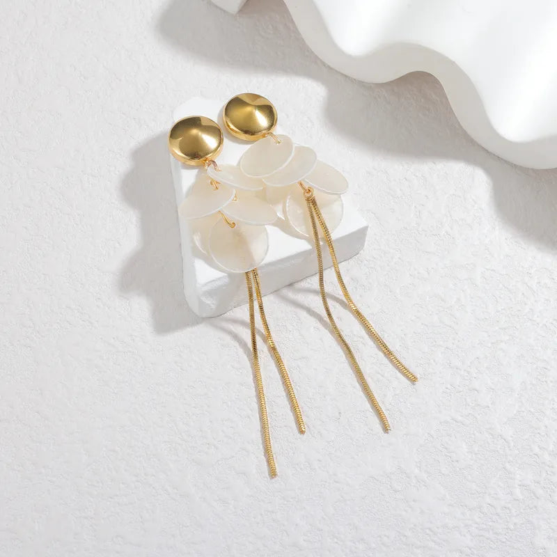 ARETES LARGOS CON PETALOS BLANCO DORADO