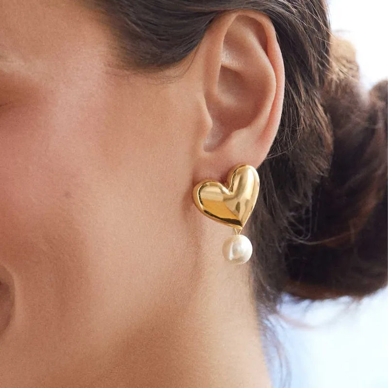 ARETES DE CORAZON CON PERLA DORADO