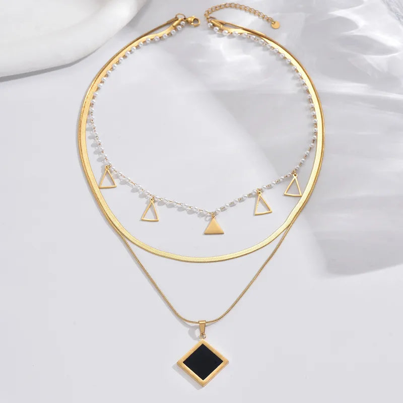 LAYER TRIPLE PERLAS CON TRIANGULO NEGRO DORADO