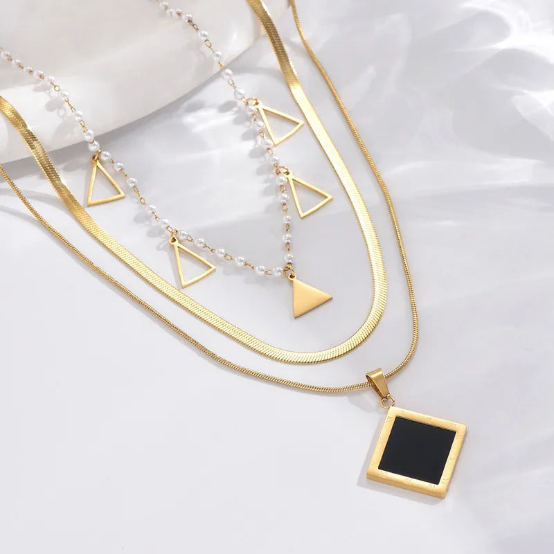 LAYER TRIPLE PERLAS CON TRIANGULO NEGRO DORADO