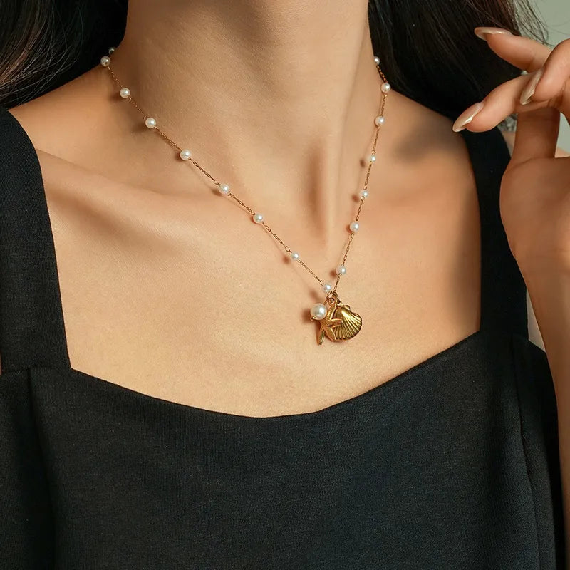 CADENA DE PERLAS CON CONCHA DORADO