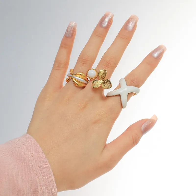 ANILLO DE FLOR CON PERLA DORADO