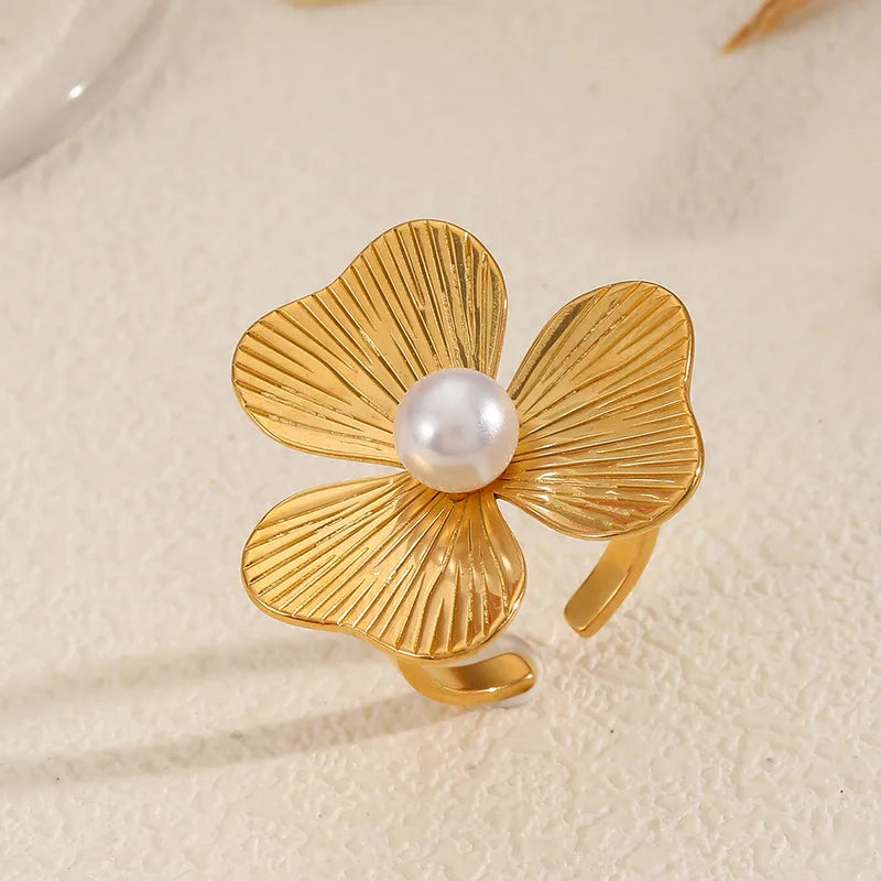 ANILLO FLOR CON PERLA GRANDE DORADO