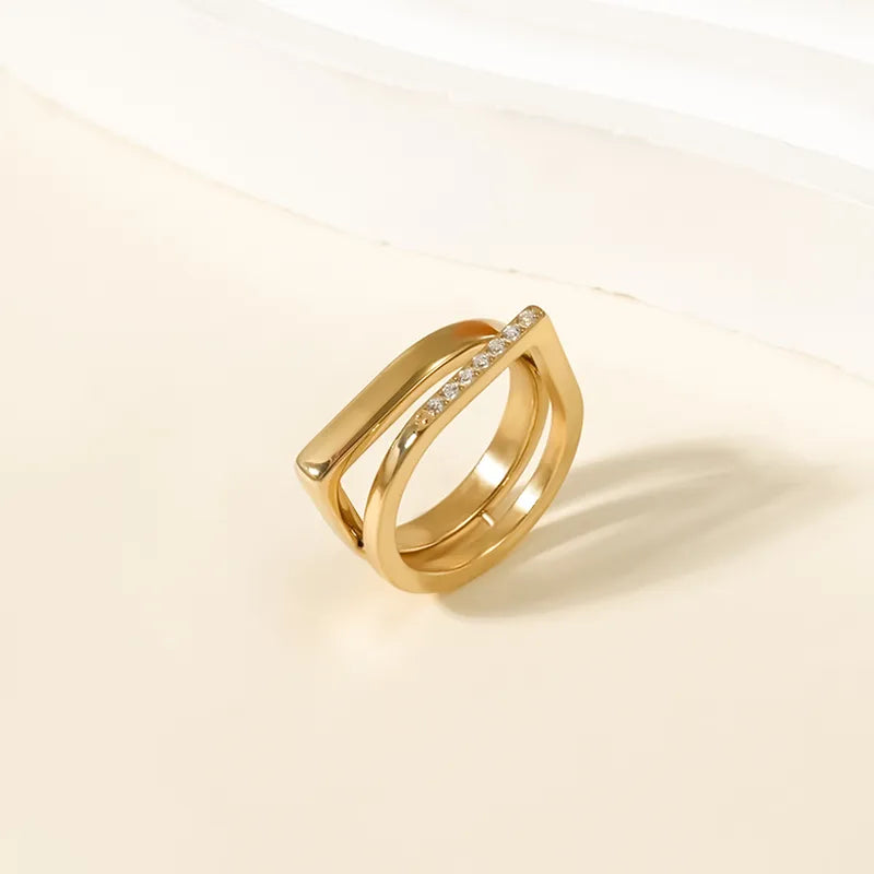 ANILLO CUADRADO CON ZIRCONES DORADO