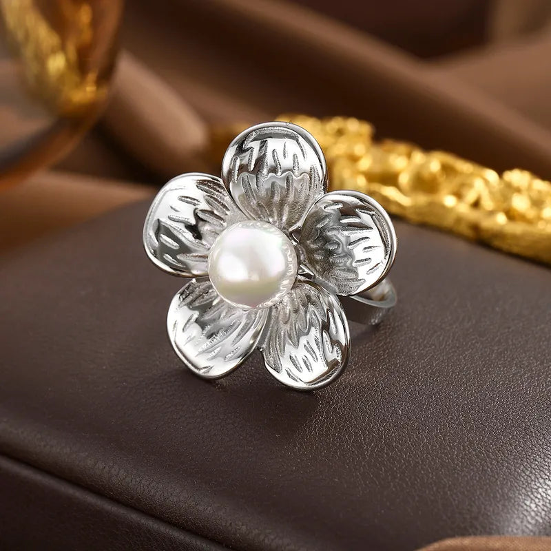 ANILLO DE FLOR CON PERLA PLATEADO