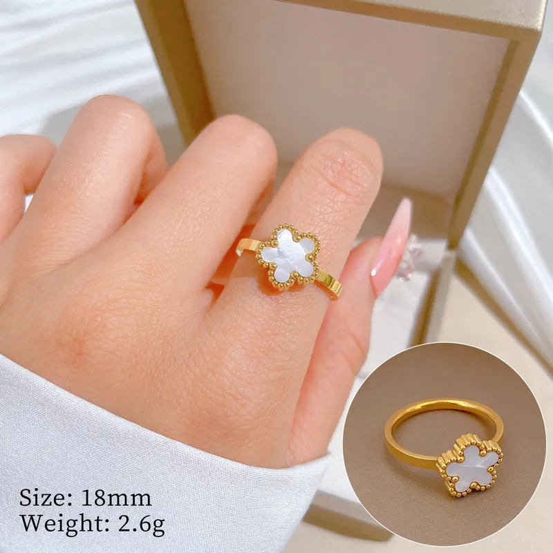 anillo trebol blanco