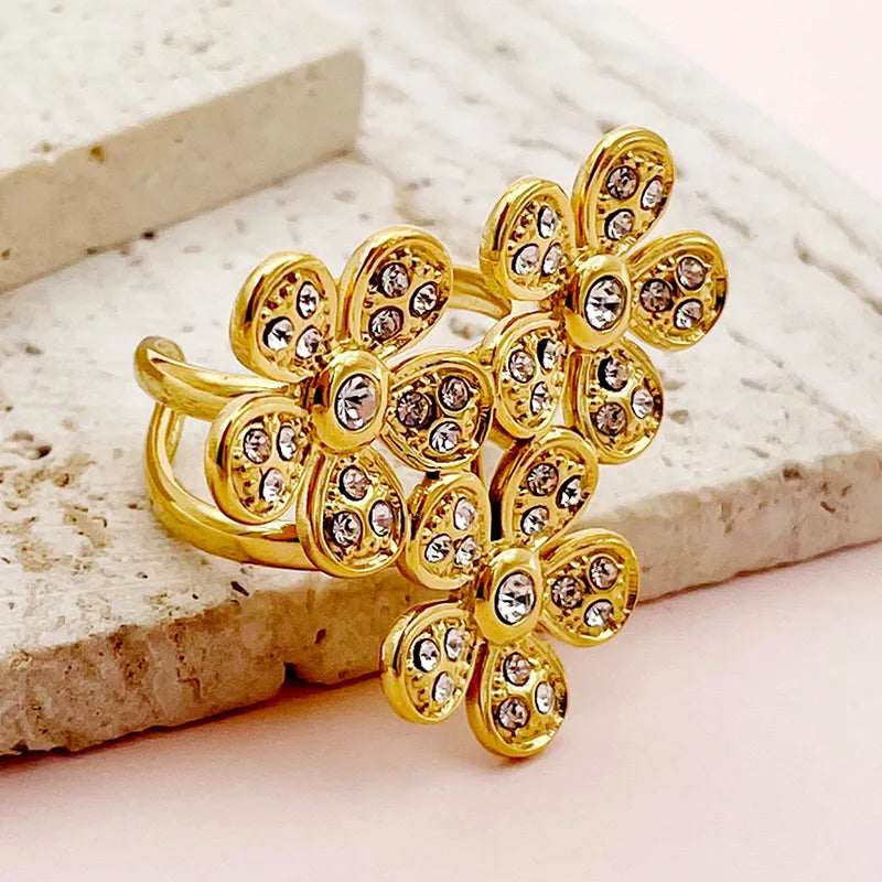 Anillo triple for con zircones