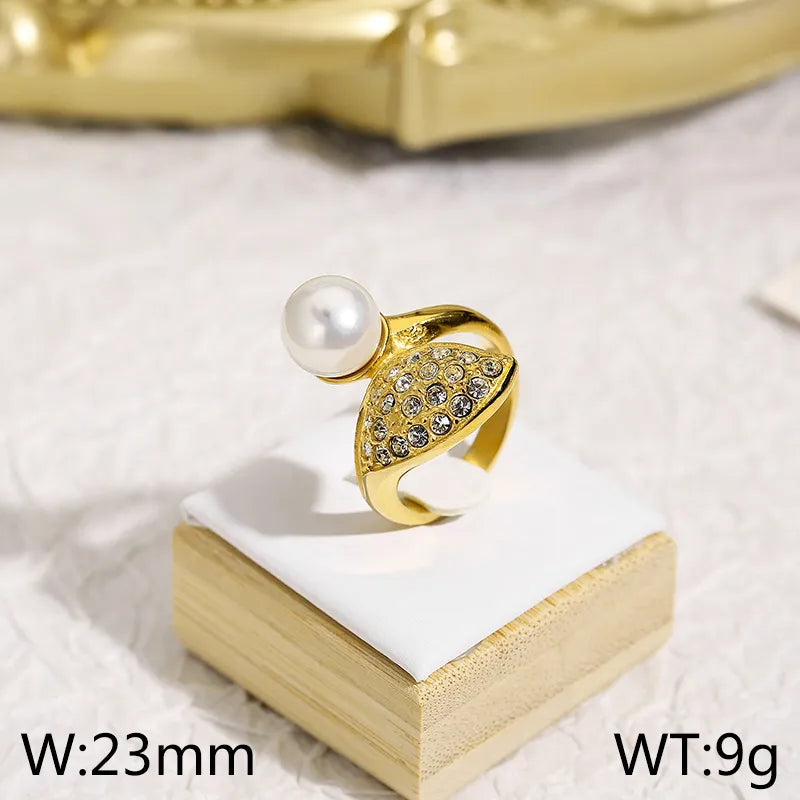 Anillo de zircones con perla grande
