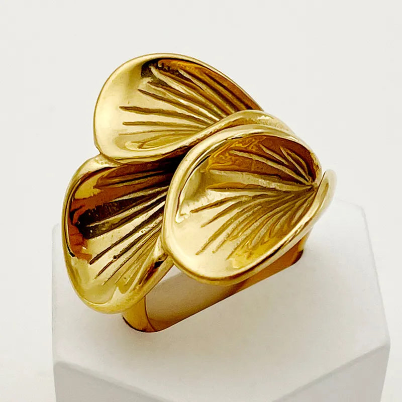 Anillo grande de hojas