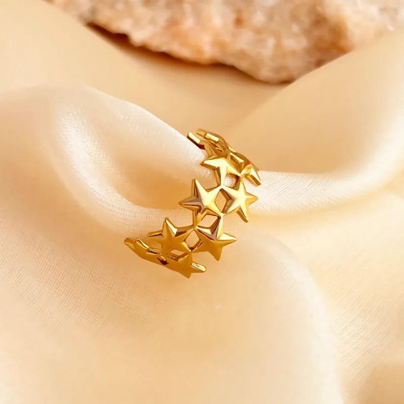 Anillo hilera de estrellas dorado