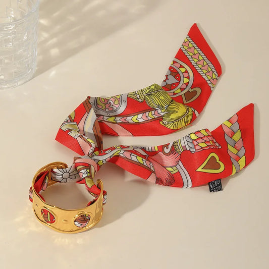 PULSERA CON PANUELO ROJO DORADO