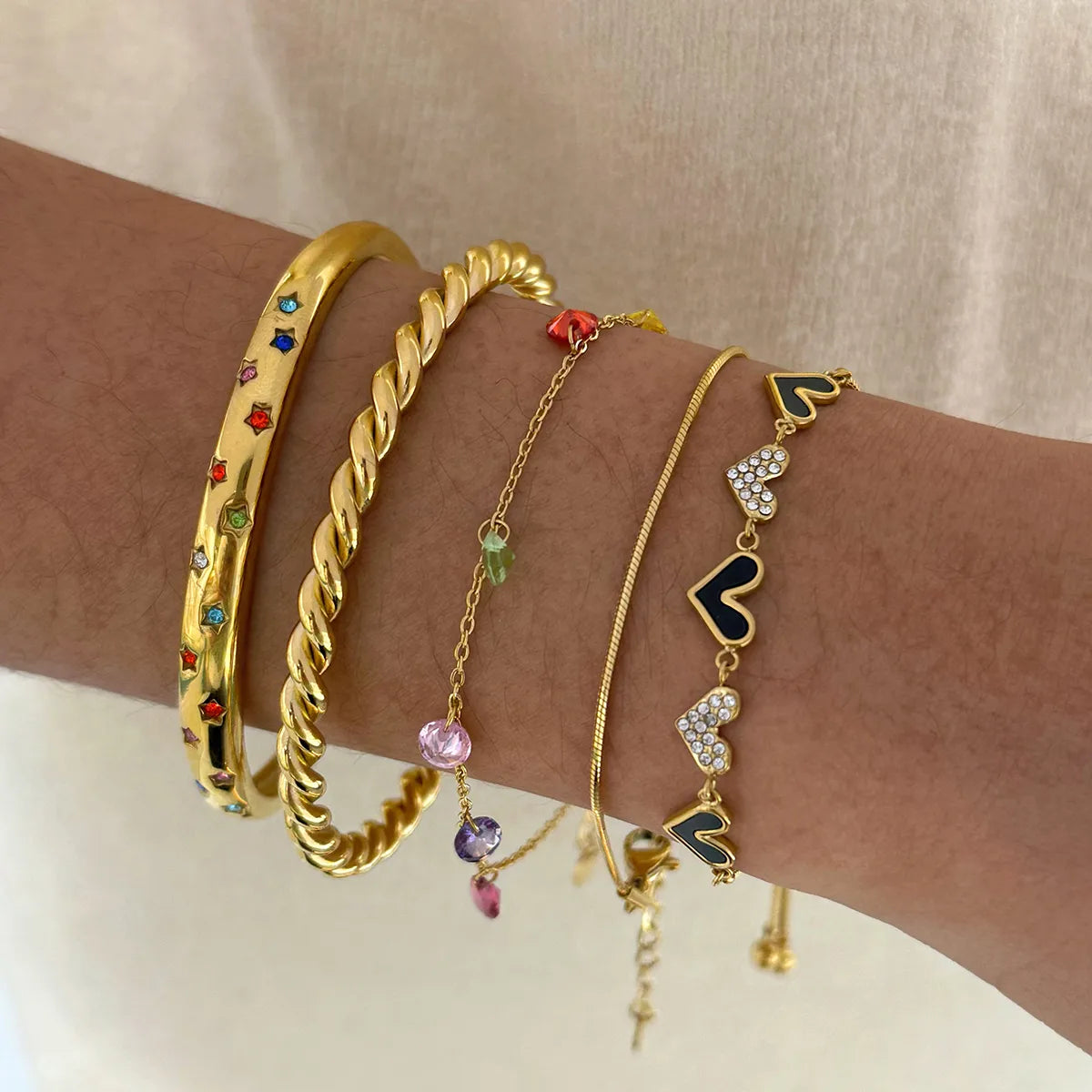 PULSERA AJUTABLE DE CORAZONES CON ZIRCONES DORADO