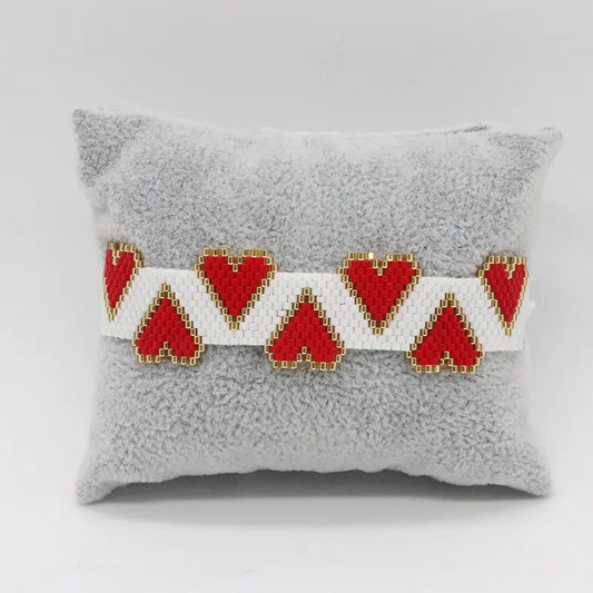 PULSERA CON MULLOS HILERA CORAZONES ROJO-BLANCO