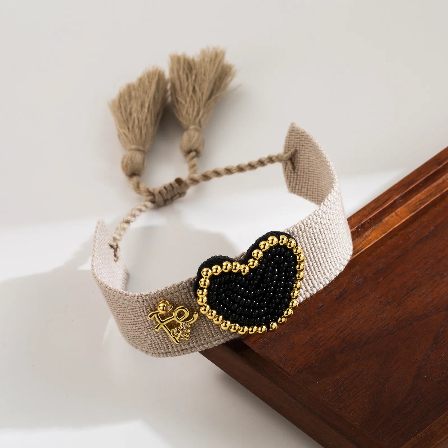 PULSERA TEJIDA CON DISENO DE CORAZON