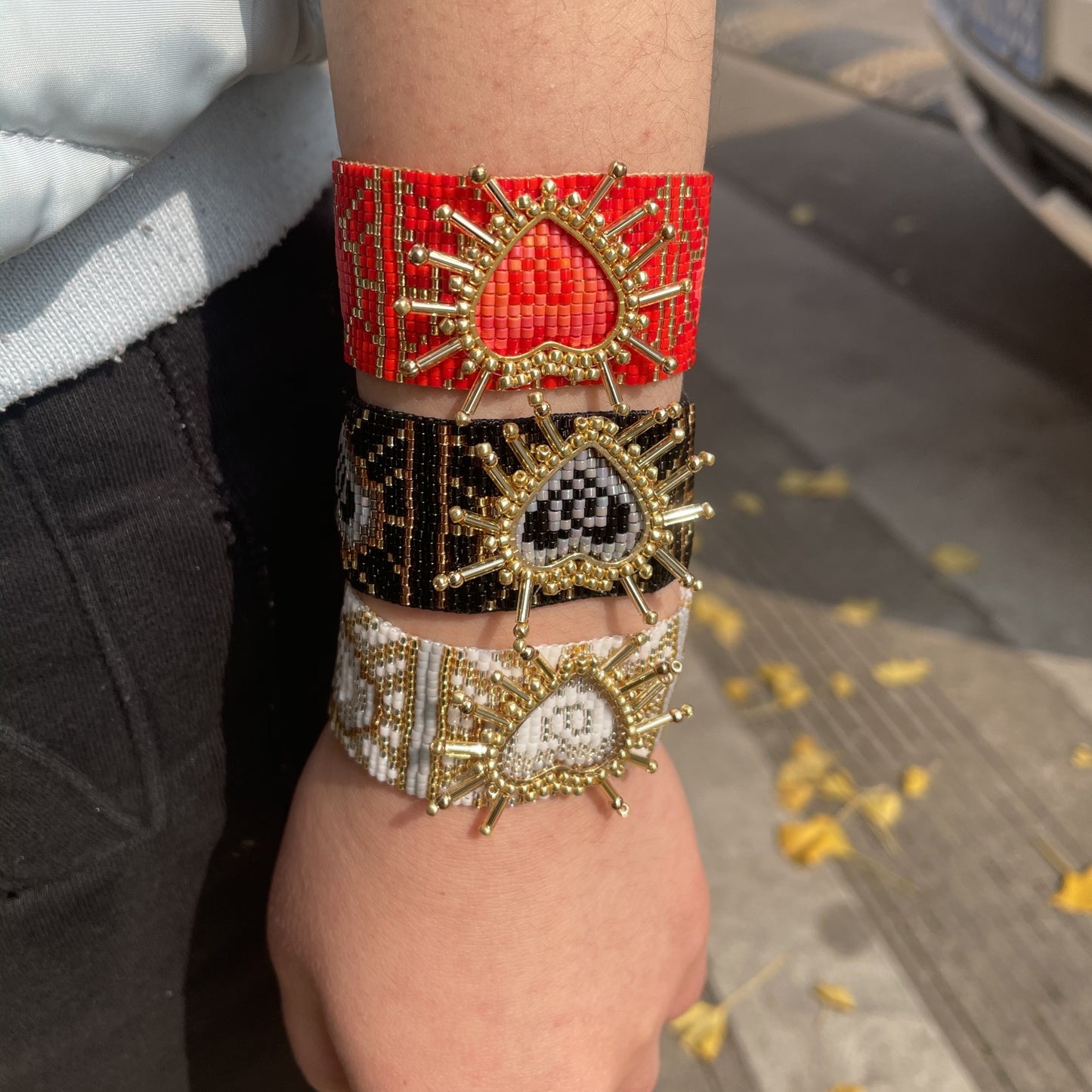PULSERA TEJIDA OJO TURCO CON MULLOS BLANCOS-GRISES