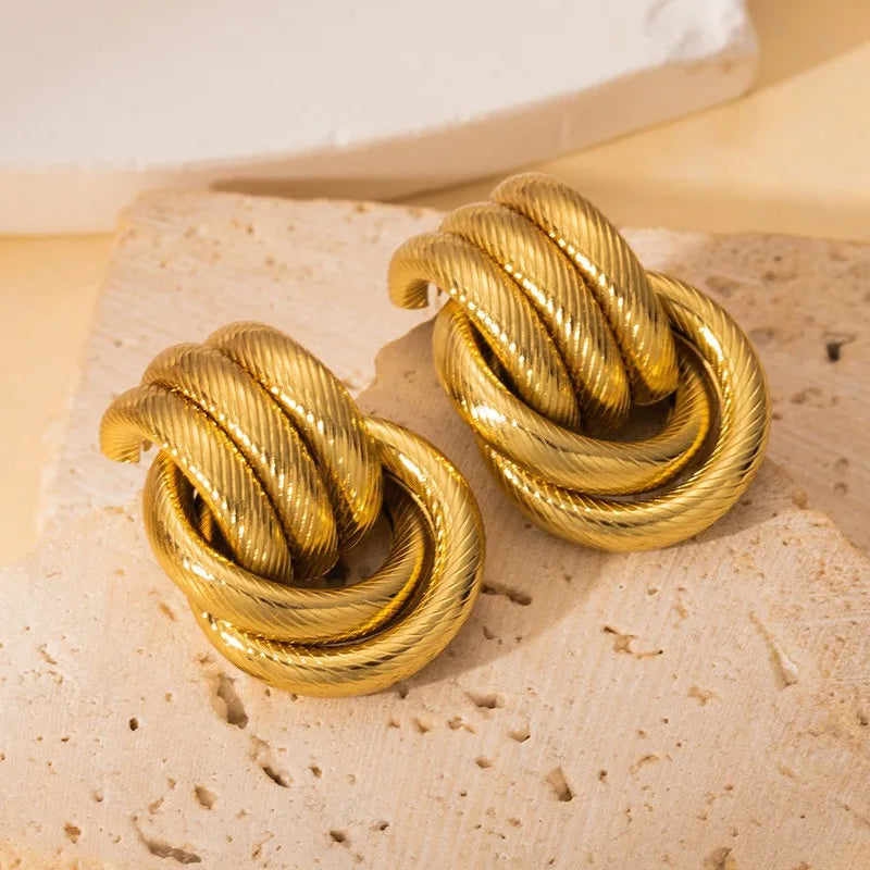 ARETES DE NUDO TRIPLE CON TEXTURA DORADO