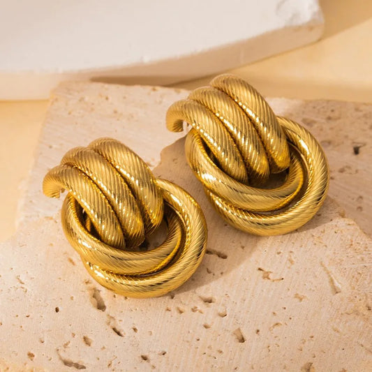 ARETES DE NUDO TRIPLE CON TEXTURA DORADO