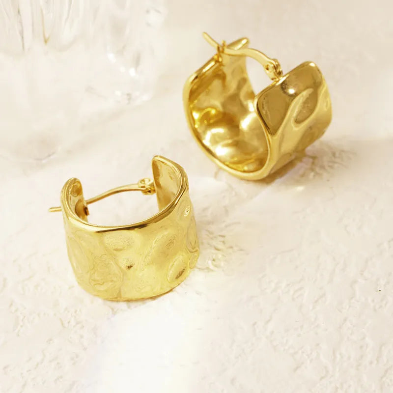 Aretes argollas anchas textura dorado