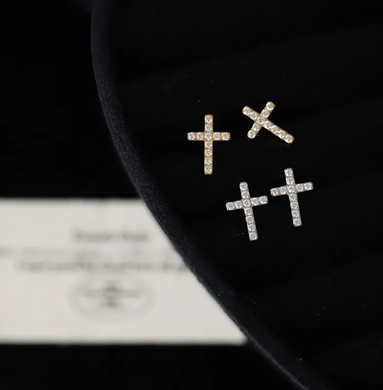 Aretes de cruz con zircones plateado