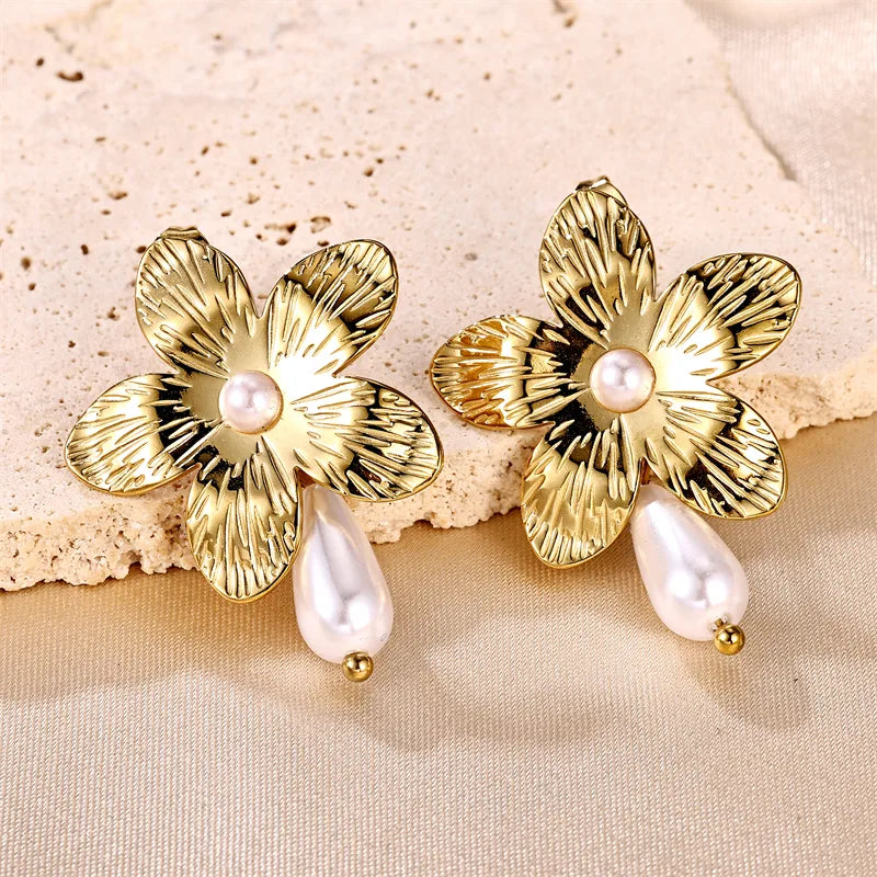 ARETES FLOR CON PERLA DORADO