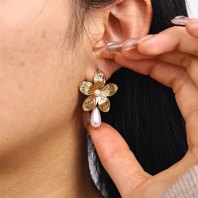 ARETES FLOR CON PERLA DORADO