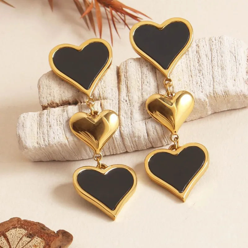 ARETES TRIPLE CORAZON NEGRO DORADO