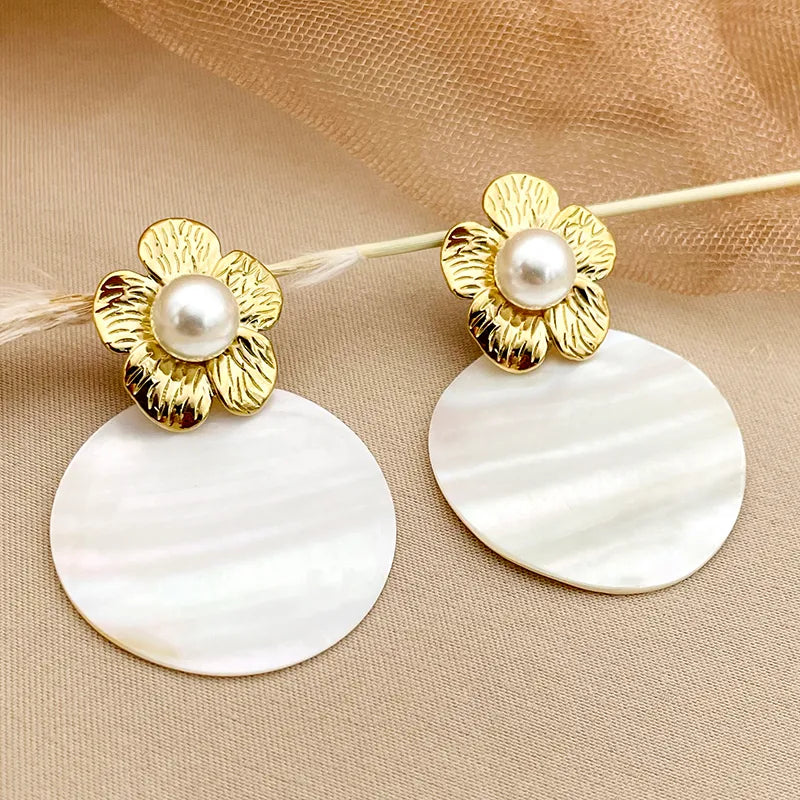 ARETES NACARADOS FLOR DORADO