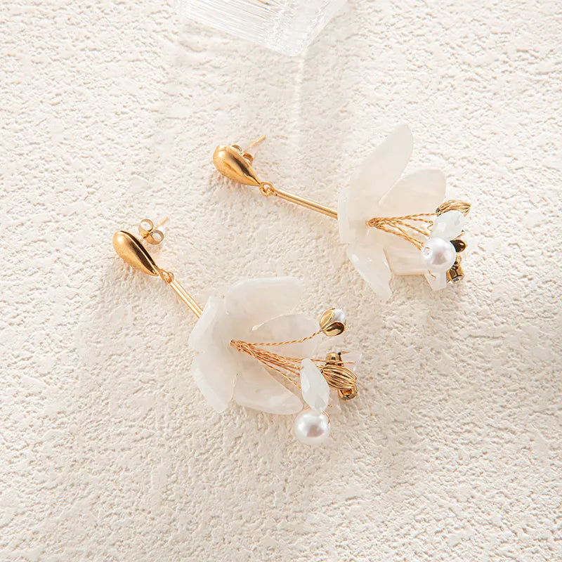 ARETES FLOR BLANCA LARGOS DORADO