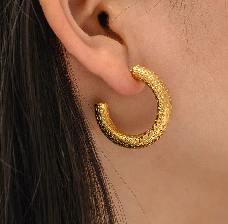 ARETES ARGOLLAS TEXTURA C TUBO DORADO